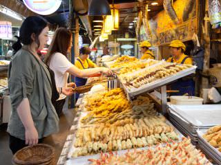 “青鹤洞煎饼”销售各式各样的煎饼和油炸类食品