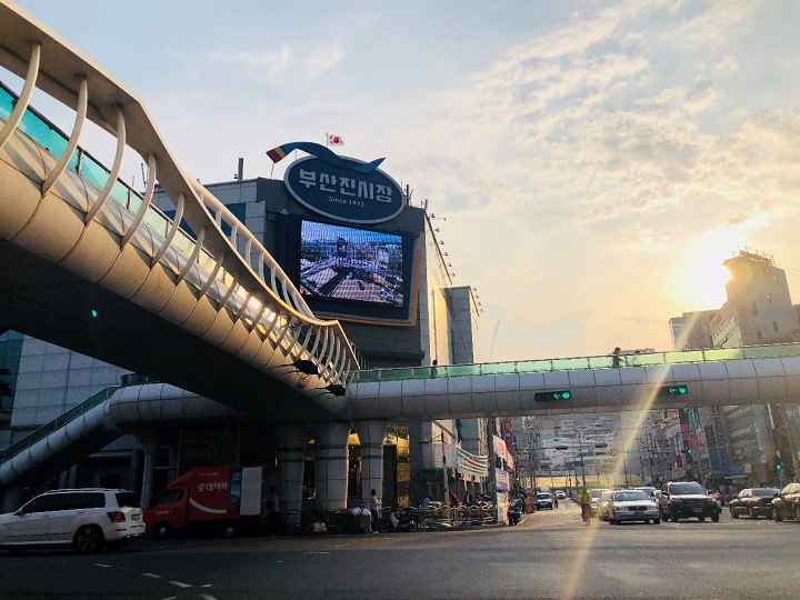 夕阳下的市场入口