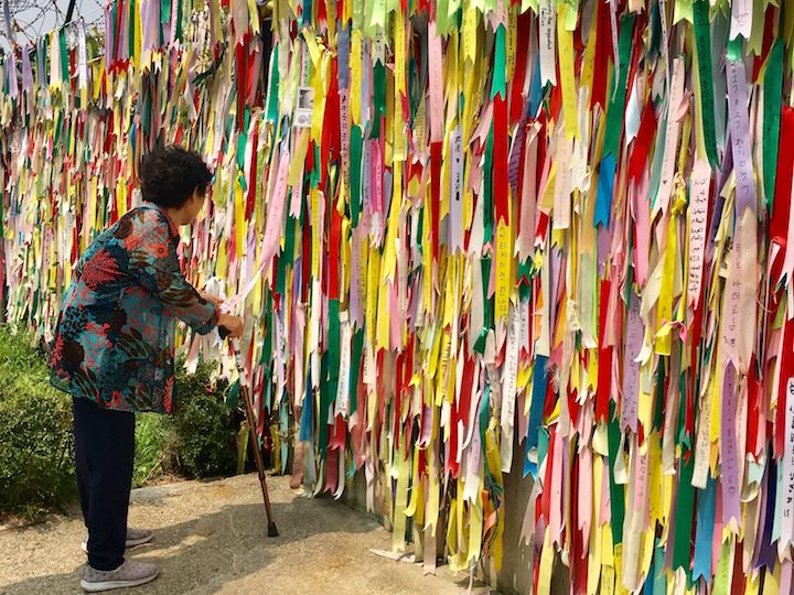 在看许愿条的满是故事的奶奶