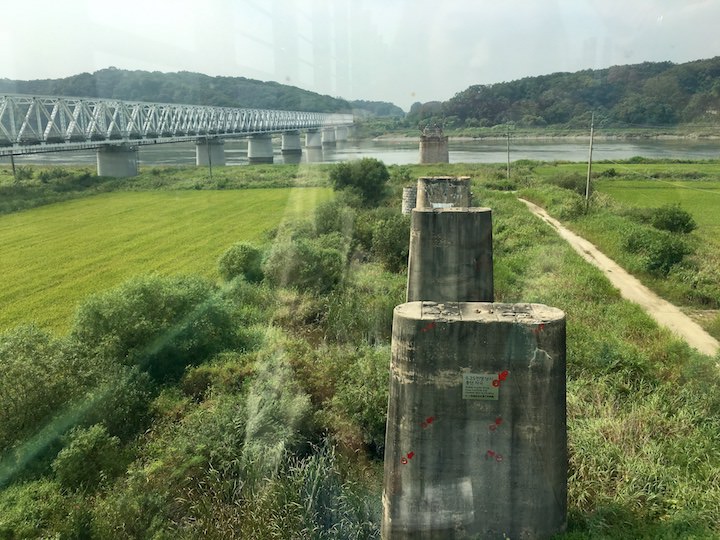 有战争痕迹的桥墩