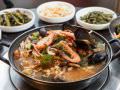 “海鲜大酱汤”是午餐时间的人气菜单 ※照片为2人份