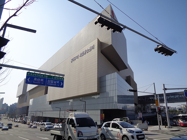 东大邱站有个大型汽车客运总站