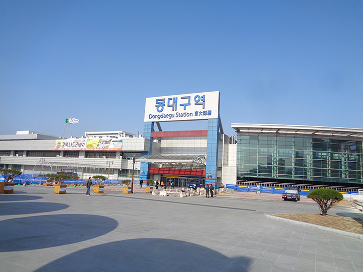 KTX停靠的东大邱站有跟地铁相连的电梯,很方便