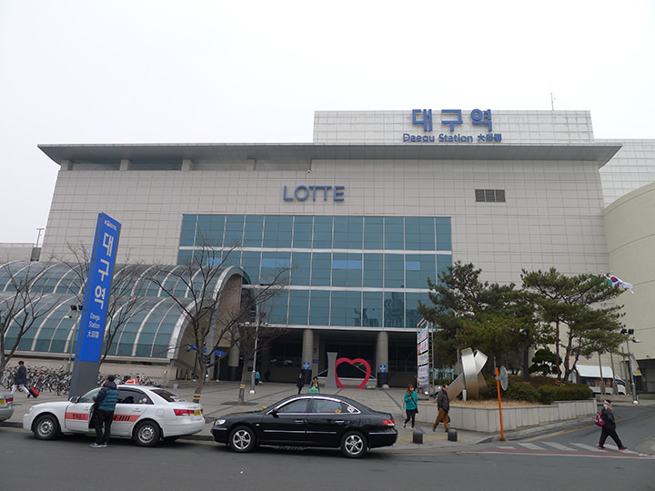 东大邱地铁站有去乐天百货的入口