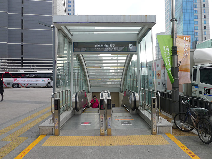 可以换乘1号线的半月堂站有地下购物商城