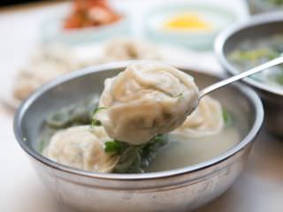 有超大个饺子的“手工饺子刀切面”