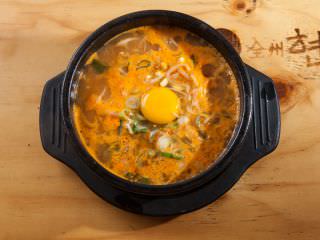 “全州煮式豆芽汤饭”端上来的时候汤还在咕嘟咕嘟的沸腾