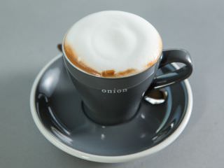 “小白咖啡”上有一层细腻又美味的牛奶泡沫