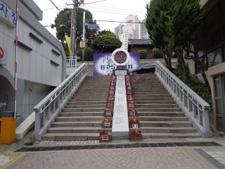 通向纪念馆的阶梯