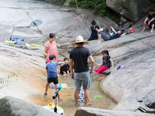 夏天还可以在小溪玩水