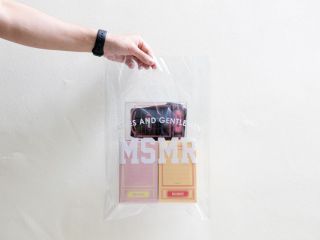 消费时依次挑选袜子、包装盒、贴纸和包装袋