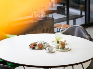 店内有各种美味的咖啡、甜品可点