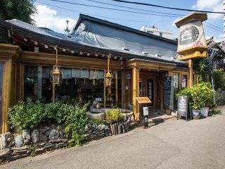 韩屋构造的建筑。巨大的招牌很显眼