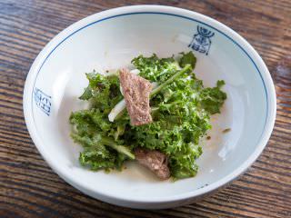 大豆做的肉和蔬菜拌的凉菜