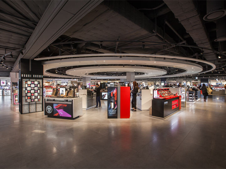 各种流行的人气化妆品牌和香水的美妆区域