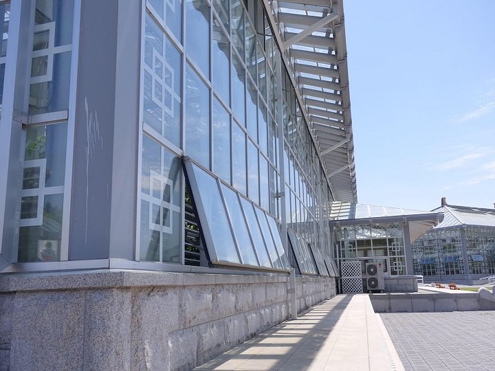 这里是玻璃式建筑,以蓝天,白色玻璃建筑为色彩主题,宏伟气魄,看起来非常壮观。