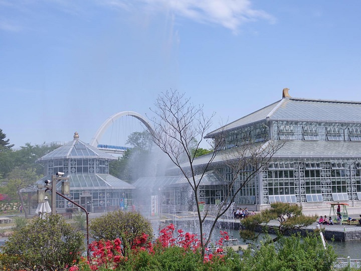 东宫苑入口,从主干道下车,就可以看到这里,非常醒目。