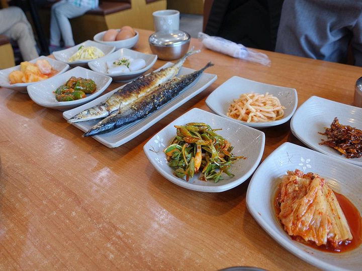 配菜搭配精致,吃完还可以再加哦。因为是传统店面,泡菜酸味很正,是附近农场腌制的。