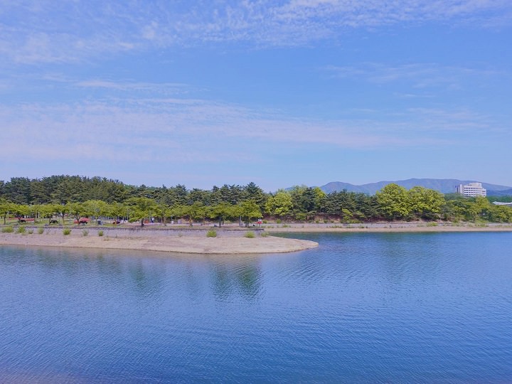 普门湖这里空气清新,植被繁盛,夏季来这里散步非常凉爽舒适,乘凉处一片片。