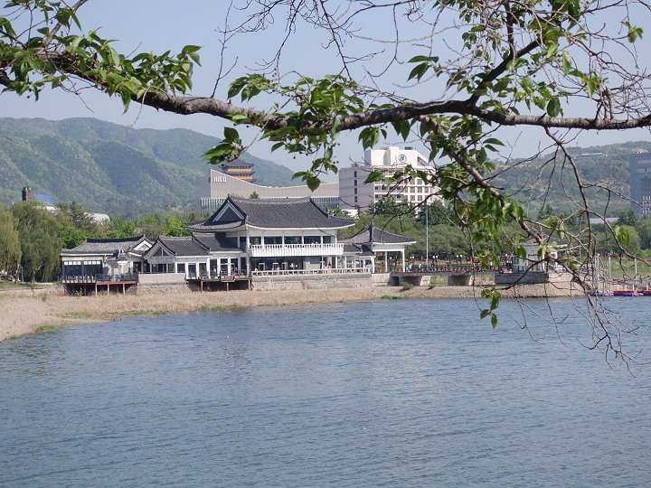 普门湖沿岸的传统建筑给这里添加了许多美感。