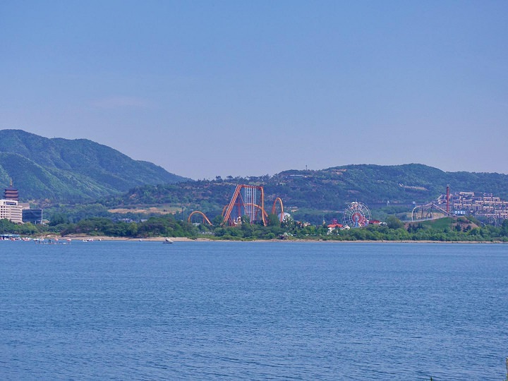 在普门湖能看到湖那边的庆州水上乐园。