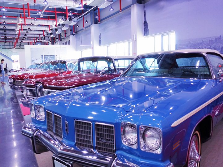 成列着许多外国进口车,看着有种过去的味道~