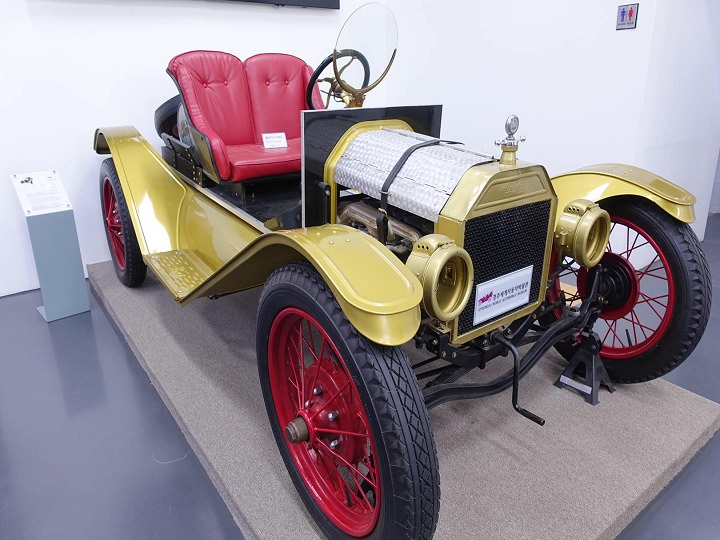 这辆车的配色挺时髦的。