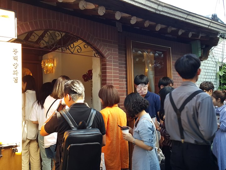 东栢西点店门口排起长龙