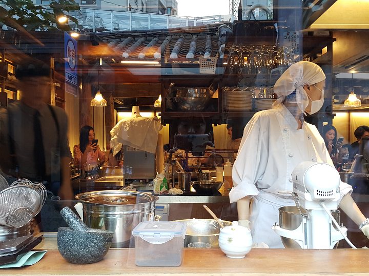 可透过玻璃看到糕点师制作甜点与咖啡