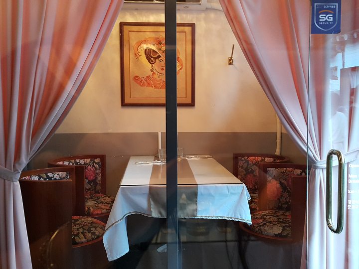 位于门口的半室外座位