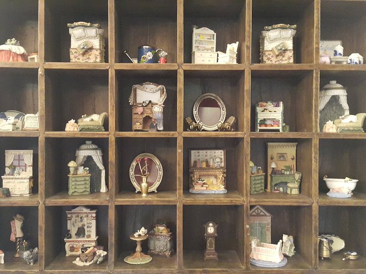 玩具柜陈列的精致瓷器