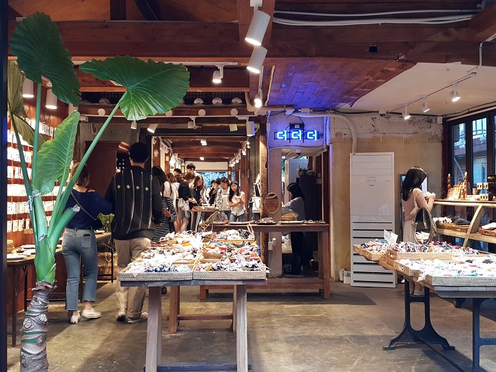 充满时尚元素的饰品店