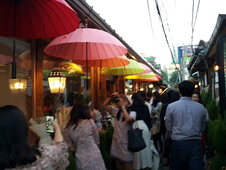 雨伞装饰成为合影圣地