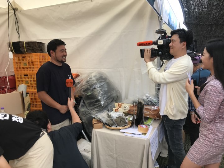 商家在接受采访