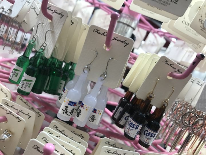 明洞街间的首饰摊,1000一对!买十送一~