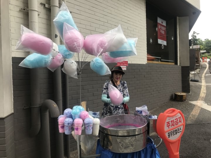 门口卖棉花糖的姨母。嗯,皮肤很好~哈哈