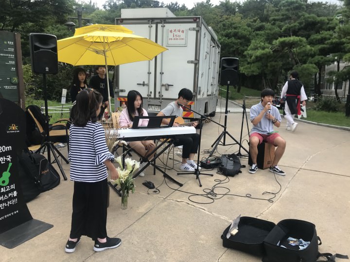 韩屋村里的表演乐队,说真的,韩国人的表演实力真的很强啊~