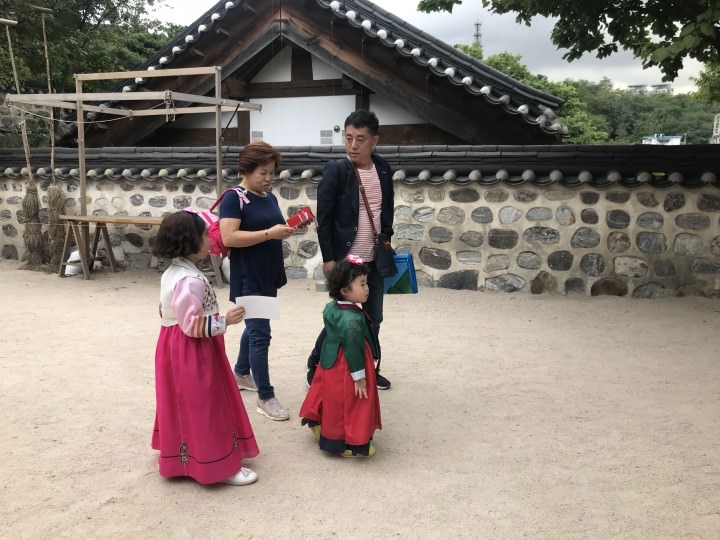 小朋友穿韩服真是太可爱了!