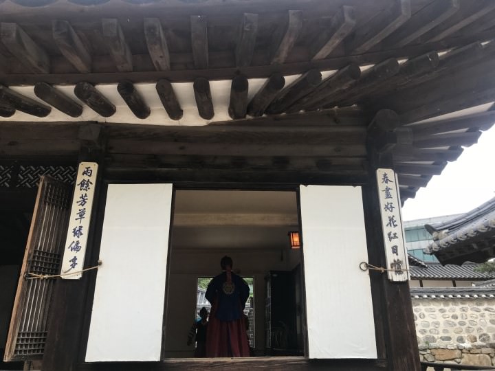 在韩屋村里可以租韩服照相哦