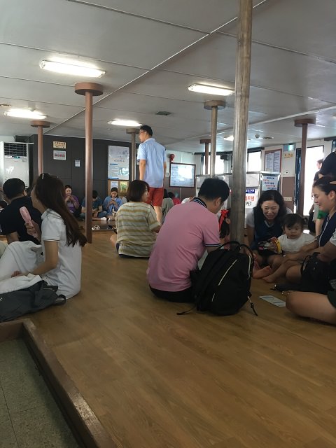 席地而坐的韩国人