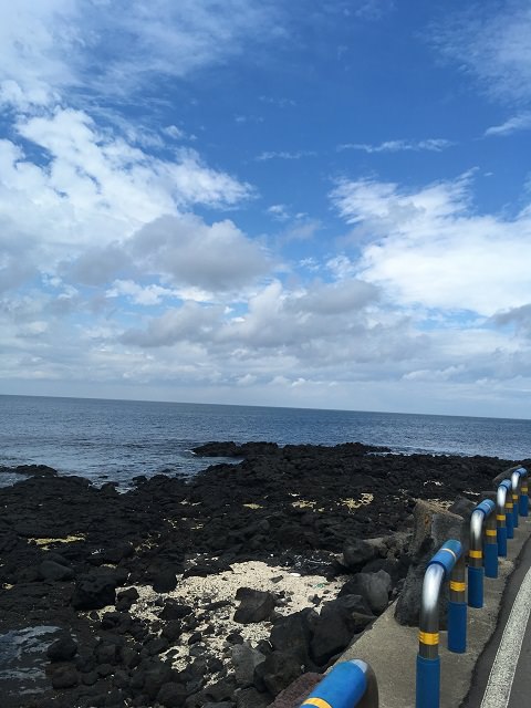 牛岛的石头是黑色的