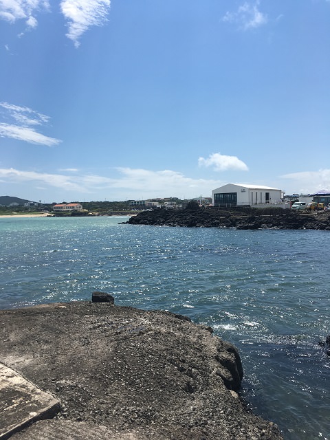 两种颜色的海水