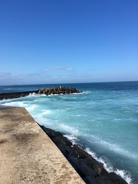 被倒入牛奶的海水