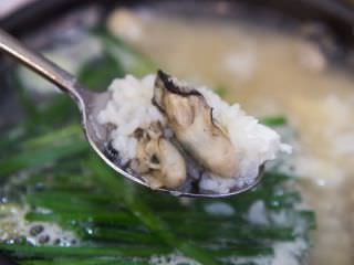 有许多牡蛎肉的“牡蛎汤饭”