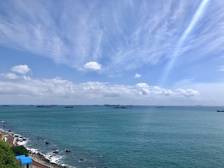 可以看到远处的船吗?