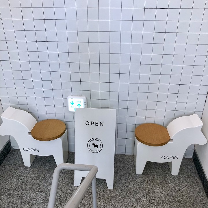 楼梯间的小木马凳