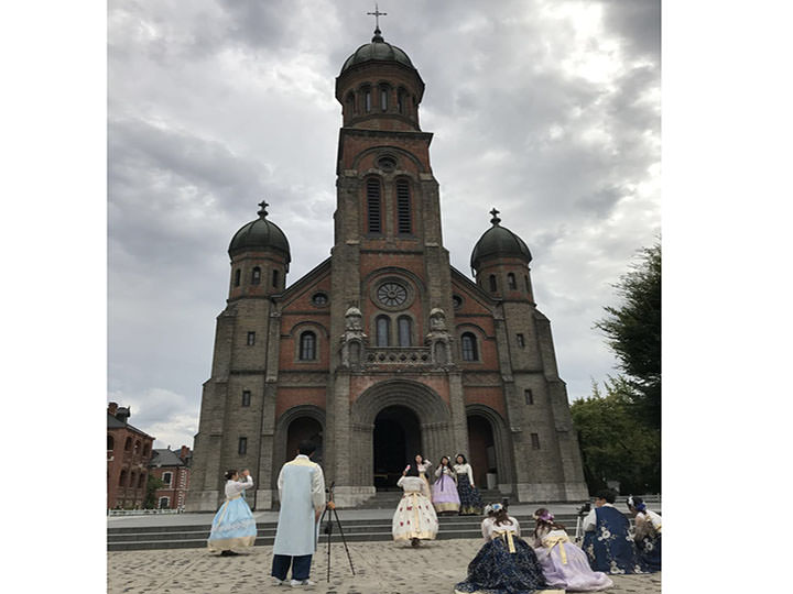 避不开人群的正面照