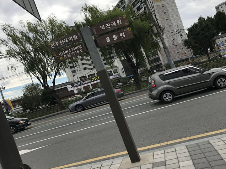 车站出口可见的景点方向指示牌