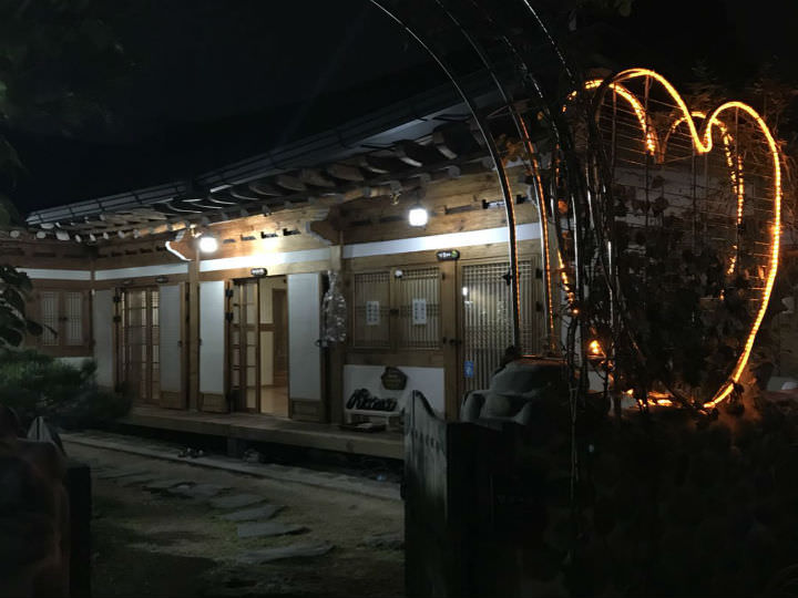 夜幕下的韩屋民宿