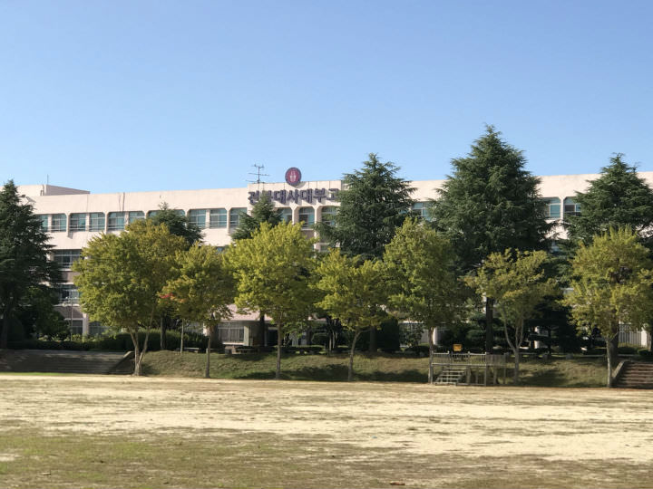 站在操场上远远地看一眼